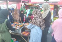 Foto : Bazar takjil Ramadhan yang diadakan Pemerintah Kabupaten Sumenep diserbu masyarakat 