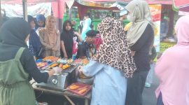 Foto : Bazar takjil Ramadhan yang diadakan Pemerintah Kabupaten Sumenep diserbu masyarakat 