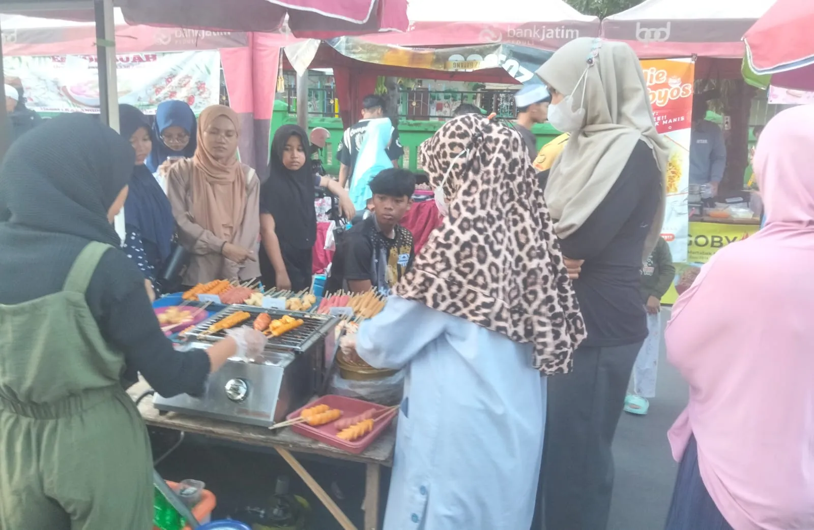 Foto : Bazar takjil Ramadhan yang diadakan Pemerintah Kabupaten Sumenep diserbu masyarakat 