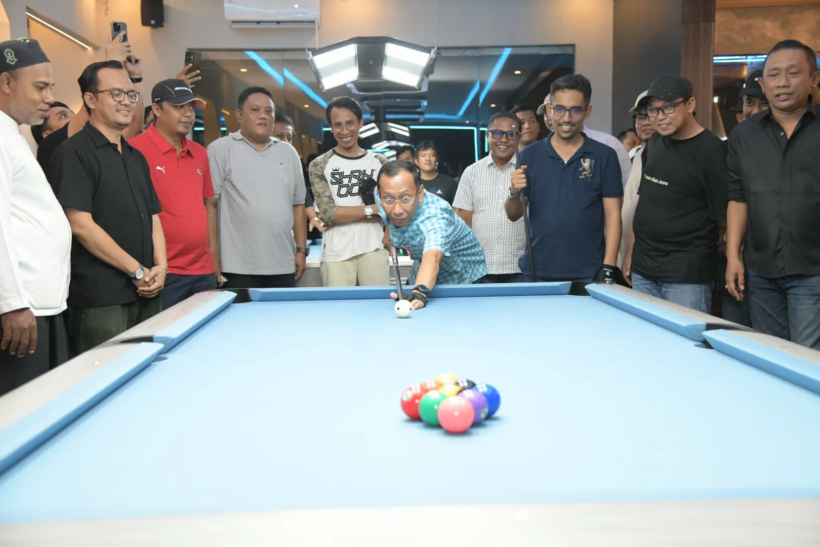 Foto : Asisten 1 Pemkab Sumenep Ferdiansyah Tetrajaya, yang mewakili Bupati Sumenep Achmad Fauzi Wongsojudo saaat membuka The Spot Billiard, Coffe and PlayStation