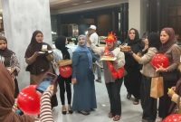 Foto : Kemeriahan momen Ultah ibu Indah (51) di Hotel Myze.