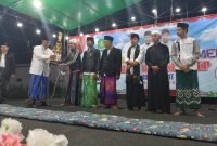 Penyerahan piagam dan piala penghargaan kepada para pemenang 