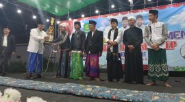 Penyerahan piagam dan piala penghargaan kepada para pemenang 