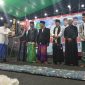 Penyerahan piagam dan piala penghargaan kepada para pemenang 