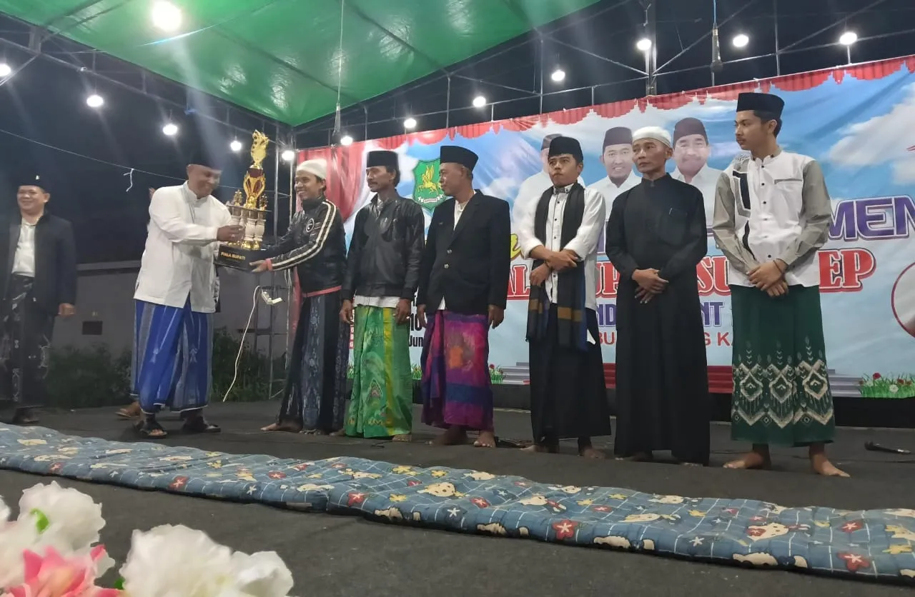 Penyerahan piagam dan piala penghargaan kepada para pemenang 