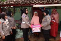 Para Polwan Polres Sumenep menyerahkan paket sembako kepada masyarakat dalam rangka Hari Jadi Polwan ke-77.
