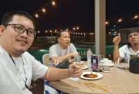 Tamu menikmati momen santai di kolam MYZE Hotel Sumenep, yang dirancang untuk menghadirkan kenyamanan dan kebersamaan