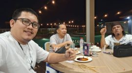 Tamu menikmati momen santai di kolam MYZE Hotel Sumenep, yang dirancang untuk menghadirkan kenyamanan dan kebersamaan