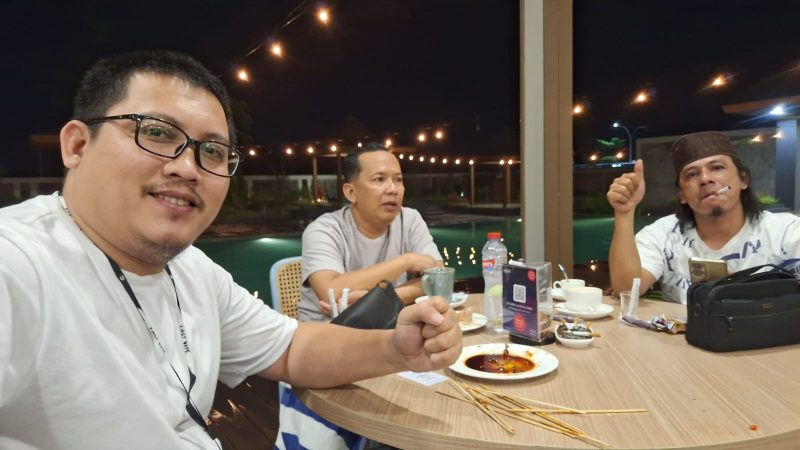 Tamu menikmati momen santai di kolam MYZE Hotel Sumenep, yang dirancang untuk menghadirkan kenyamanan dan kebersamaan