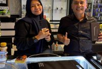 Herlin, salah satu pelanggan setia DJ99 Store, tampak puas usai membeli Samsung S25 di counter DJ Store Sumenep, yang dikenal dengan pelayanan ramah dan produk terlengkap.
