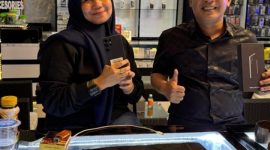 Herlin, salah satu pelanggan setia DJ99 Store, tampak puas usai membeli Samsung S25 di counter DJ Store Sumenep, yang dikenal dengan pelayanan ramah dan produk terlengkap.
