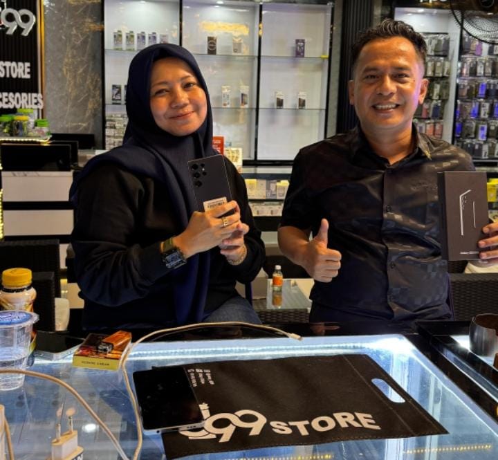 Herlin, salah satu pelanggan setia DJ99 Store, tampak puas usai membeli Samsung S25 di counter DJ Store Sumenep, yang dikenal dengan pelayanan ramah dan produk terlengkap.
