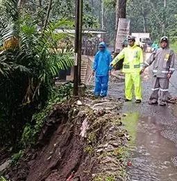Jalur Gumitir Siaga – Longsor dan Jalan Amblas, Arus Lalu Lintas Buka Tutup