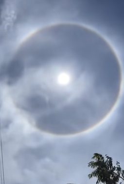 Fenomena Sun Halo Muncul di Pamekasan, Warga Antusias Abadikan Momen