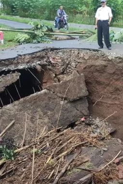 Akses Lumpuh, Jembatan Tapansari di Cluring Ambrol Diterjang Banjir