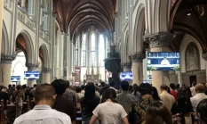 Jemaat Padati Gereja Katedral Jakarta pada Misa Kenaikan Yesus Kristus